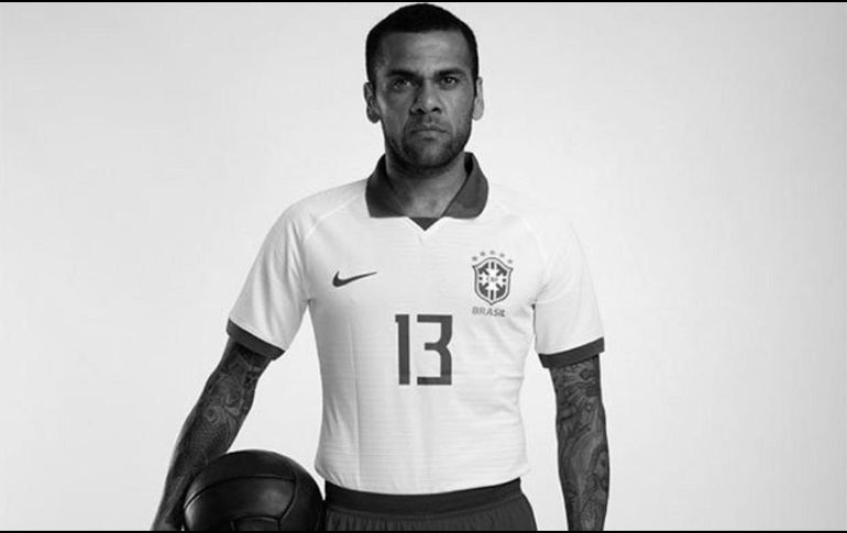 El defensa Dani Alves posa con la nueva equipación en una fotografía publicitaria en blanco y negro. TWITTER/@CBF
