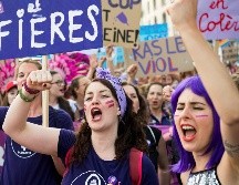 Mujeres se manifiestan por un país más igualitario durante la jornada de huelga nacional celebrada este viernes en Lausana, en la región de Zúrich. EFE/J. Bott