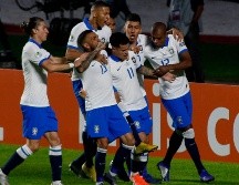Phillippe Coutinho (11) celebra una de sus anotaciones con los demás jugadores. AFP/M. Schincariol