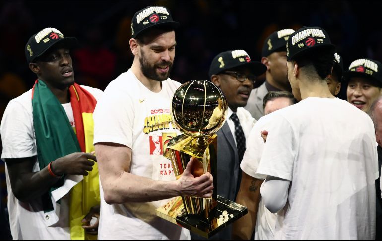El español Marc Gasol (con el trofeo) y el camerunés Pascal Siakam (izq.), fueron elementos clave para que los Raptors conquistaran el primer título de su historia en la NBA. AFP/E. Shaw