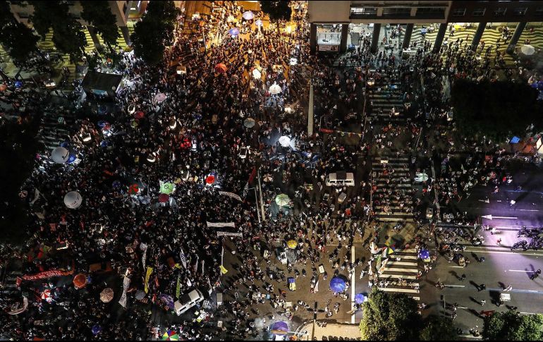Vista general de los manifestantes en Río de Janeiro, durante la huelga general para protestar contra la reforma al sistema de jubilaciones y los recortes en la educación. EFE/A. Lacerda
