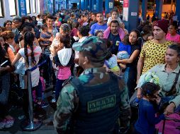 Venezolanos esperan su turno para solicitar el visado humanitario en el puesto de migración en Tumbes. AFP/C. Bouroncle