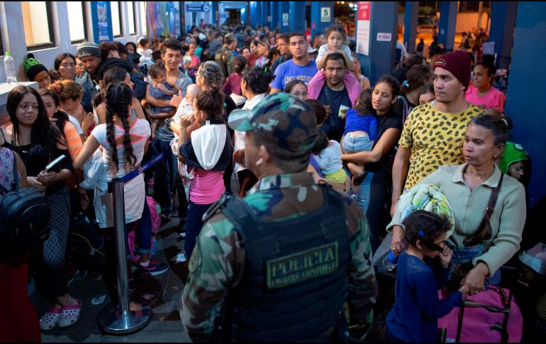 Venezolanos esperan su turno para solicitar el visado humanitario en el puesto de migración en Tumbes. AFP/C. Bouroncle