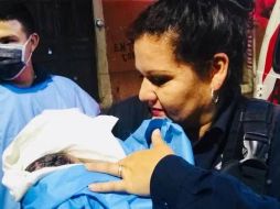 Autoridades reportan que la madre y la recién nacida fueron valoradas como estables. ESPECIAL/ Policía de Guadalajara