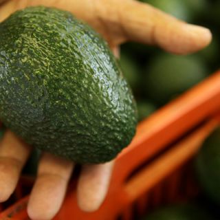 Hombre armado con un aguacate roba dos bancos en Israel