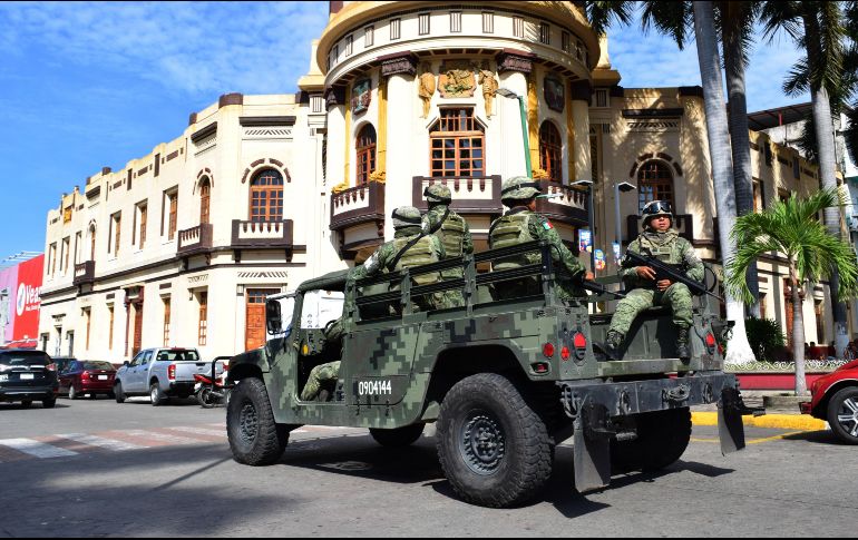 Operativos conjuntos de militares, marinos y Policía Federal patrullan este viernes la ciudad de Tapachula. EFE/J. Torres