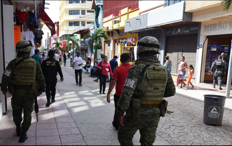 Operativos conjuntos de militares, marinos y Policía Federal patrullan este viernes la ciudad de Tapachula. EFE/J. Torres