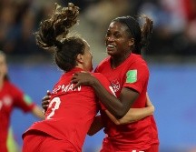 Nichelle Prince (D) celebra luego de marcar el segundo gol de Canadá.  AP/F. SECO