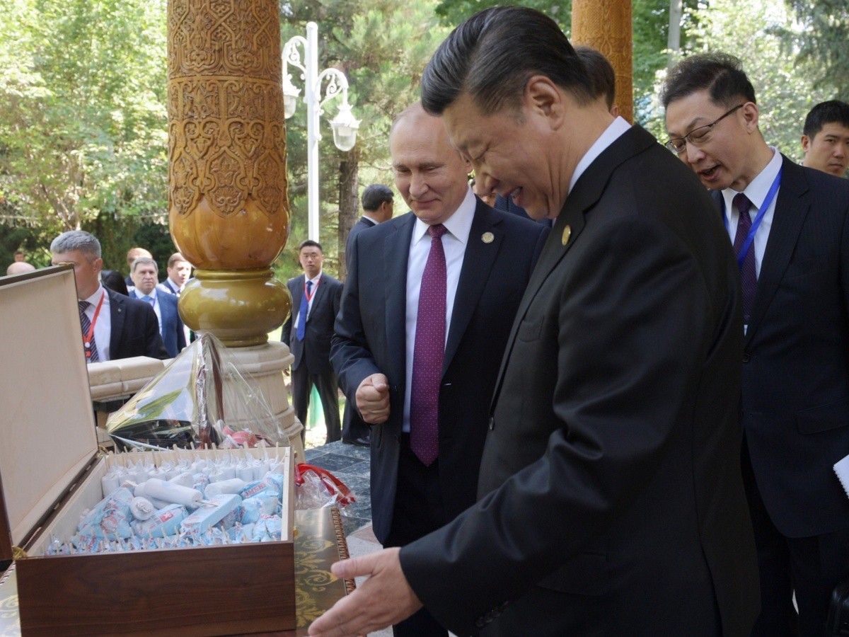  Putin le regala a Xi Jinping helados rusos y un jarrón por su cumpleaños