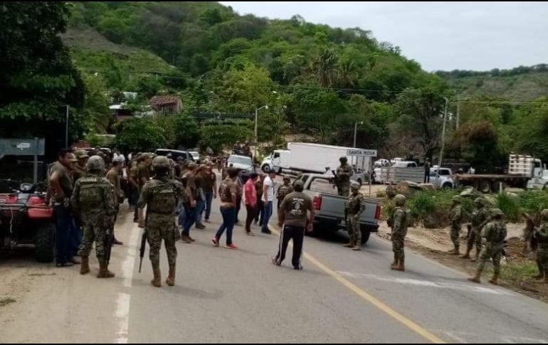 El conboy de marinos fue retenido en la carretera federal Acapulco-Zihuatanejo, a la altura de la comunidad Santa Rosa de Lima. TWITTER/@JacobMorant