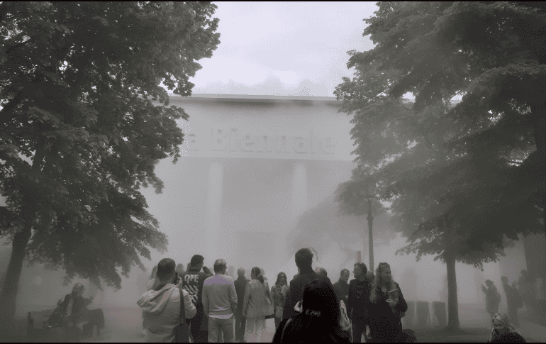 “Thinking Head”. La obra de Lara Favaretto envuelve de una espesa niebla el edificio del Giardini. CORTESÍA / Pabellón de México