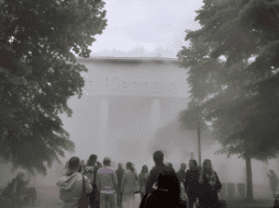 “Thinking Head”. La obra de Lara Favaretto envuelve de una espesa niebla el edificio del Giardini. CORTESÍA / Pabellón de México