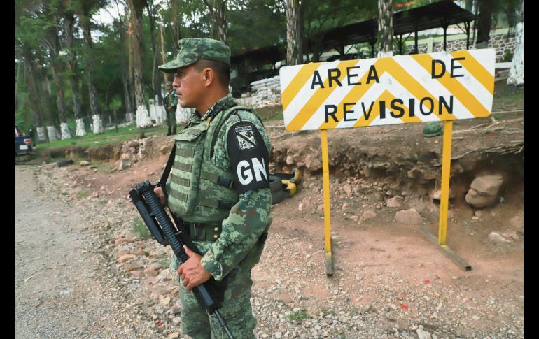 Un miembro de la Guardia Nacional, en un punto de revisión en Jocote, Chiapas. AFP