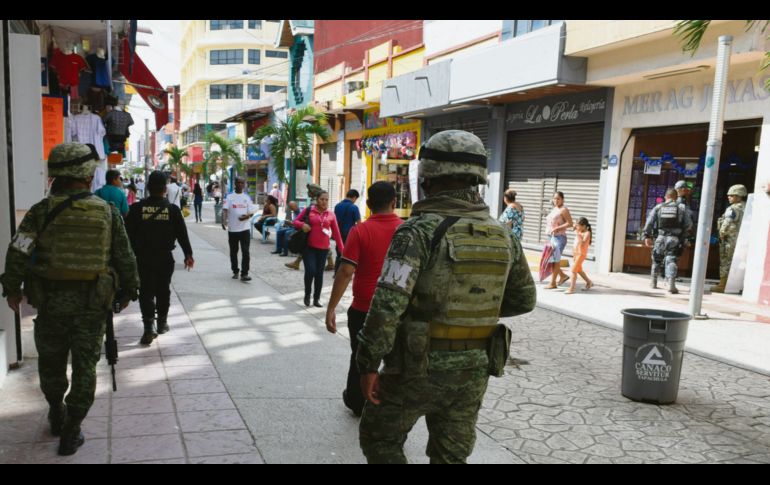 Los agentes realizan rondines en las calles de Chiapas. EFE