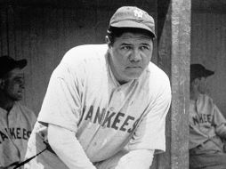 La prenda subastada era similar a la que Ruth vestía en esta foto de 1929. AP