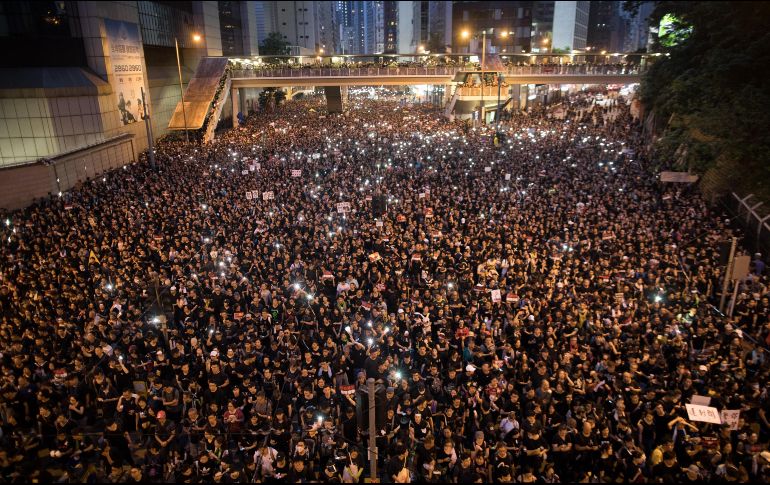 Todos los presentes coincidían en que la manifestación de hoy supera con creces las cifras de asistencia de las pasadas protestas. EFE / J. Favre