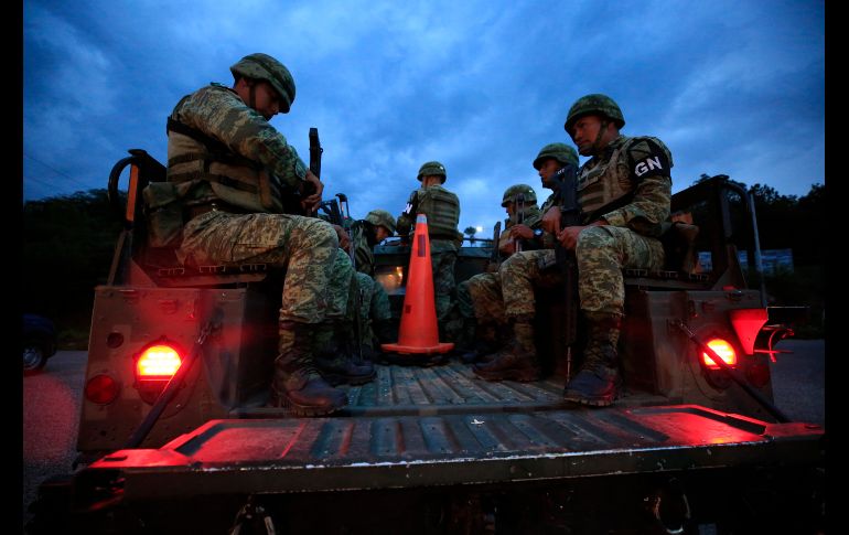 Elementos de la Guardia Nacional se suben este sábado a un vehículo en Comitán, Chiapas, para patrullar zonas por donde cruzan migrantes. AP/R. Blackwell