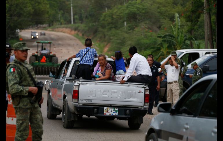 Policías y elementos de la GN revisan vehículos en Ciudad Cuauhtémoc. AP/R. Blackwell