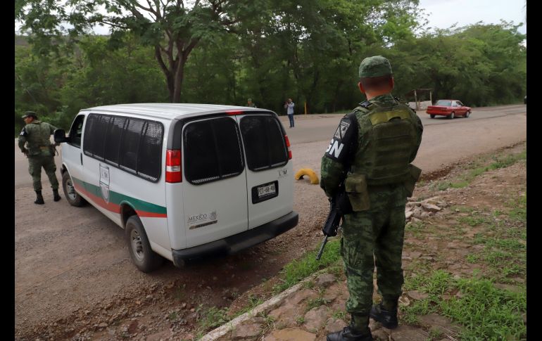 Personal del INM y de la Guardia Nacional revisan en Jocote, Chiapas. AFP/Q. Blanco