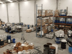 Agentes de la GGR localizaron un laboratorio con instrumentos, maquinaria, sustancias químicas, así como otros espacios donde se ubicaban tambos, cajas, frascos y anaqueles. TWITTER / @FGRMexico