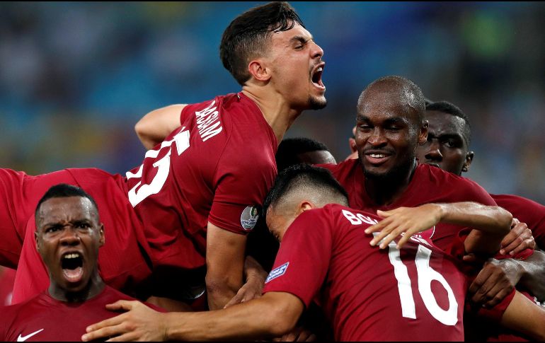 Los jugadores qataríes celebran su segundo tanto, anotado por Khoukhi (#16). EFE/A. Lacerda