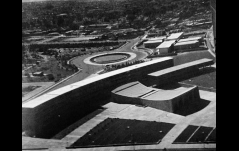 Entre 1961/62 el notable Arq. Salvador de Alba Martin diseño en un extraordinario y enorme espacio el CONJUNTO UNIVERSITARIO DE CIENCIAS Y HUMANIDADES, más conocido como la Facultad de Leyes de la UNIVERSIDAD DE GUADALAJARA. Así, en más de 30 mil m2, en una zona antigua de barranquitas y a la vez cercana al Centro, hizo construir un complejo que además de armonioso, visto a la distancia es de una gran actualidad y magnificencia. Conjuntos así es común verlos en Berlín o en París ¡más no en nuestro país! CORTESÍA / F. PARTIDA