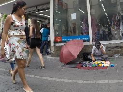 Ver a los comerciantes ambulantes en el Centro tapatío se ha vuelto común. EL INFORMADOR/A. Camacho