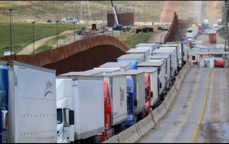 Camiones cruzan la frontera entre México y EU. La batalla más difícil del acuerdo librará en la Cámara de Representantes de Estados Unidos. EFE/Archivo