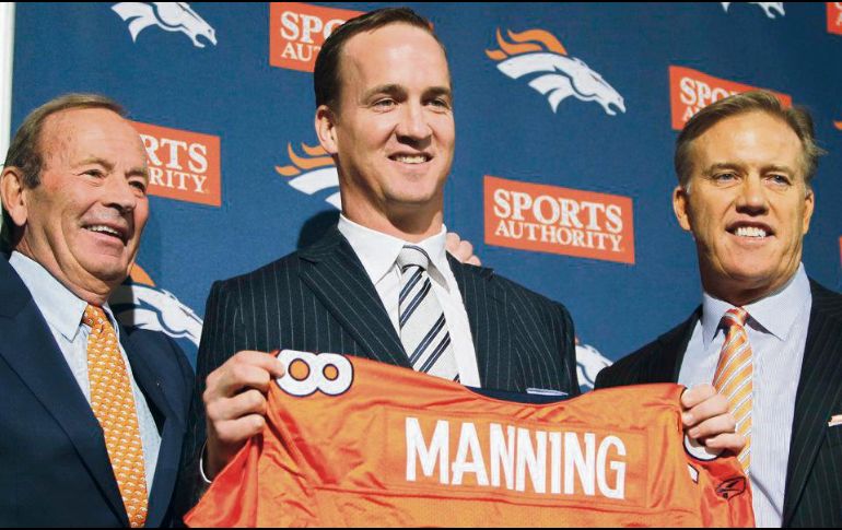 Manning tuvo cercanía con Bowlen (izq.). NFL