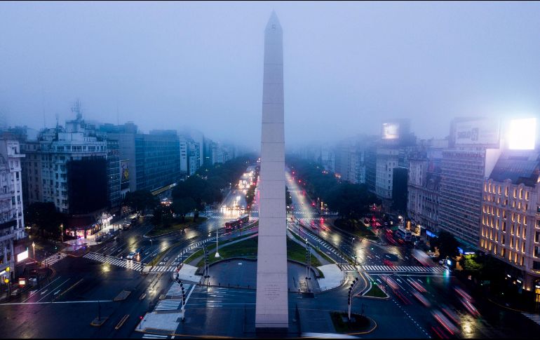 Vehículos transitan cerca del Obelisco en Buenos Aires, Argentina, esta mañana, ya con el servicio de energía restablecido. AP/T. Cuesta
