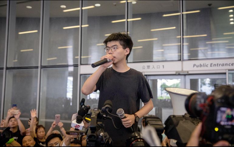 Wong es liberado luego de que se registrara una gigantesca manifestación, conformada por cerca de dos millones de personas, contra el gobierno autónomo y Beijing. EFE / R. Pilipey