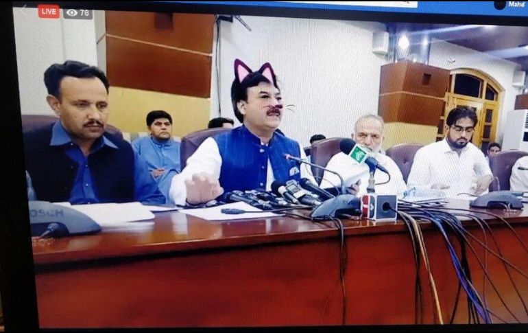 Las imágenes de los ministros con orejas y bigotes de gato se propagaron rápidamente en Internet. TWITTER / @MohsinBilalKhan