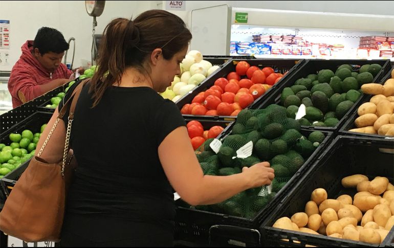 En los mercados de Guadalajara, Jalisco, el kilogramo de fruto verde y el de cebolla no registraron movimiento y se vendieron en 80 y15 pesos. NTX/ ARCHIVO