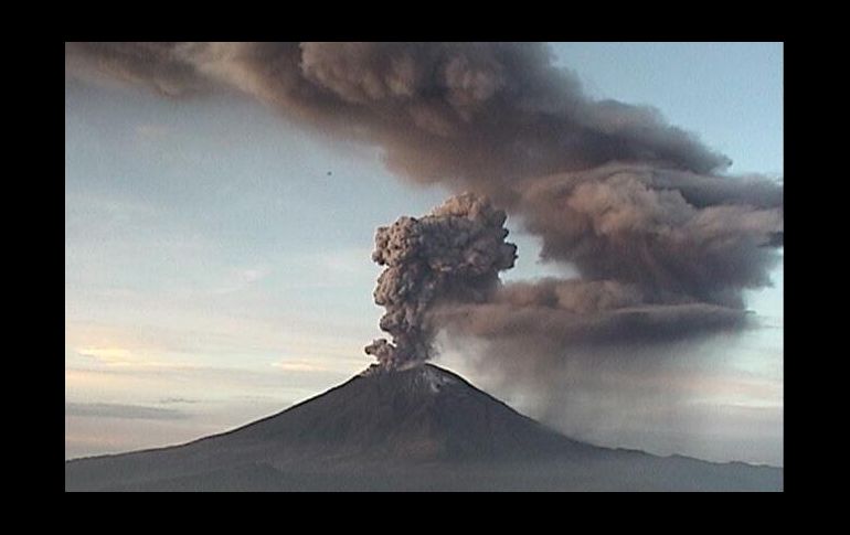 Autoridades exhortan a no acercarse al volcán y sobre todo al cráter, por el peligro que implica la caída de fragmentos balísticos. Tras la primera explosión a las 6:44 horas. ESPECIAL/CENAPRED