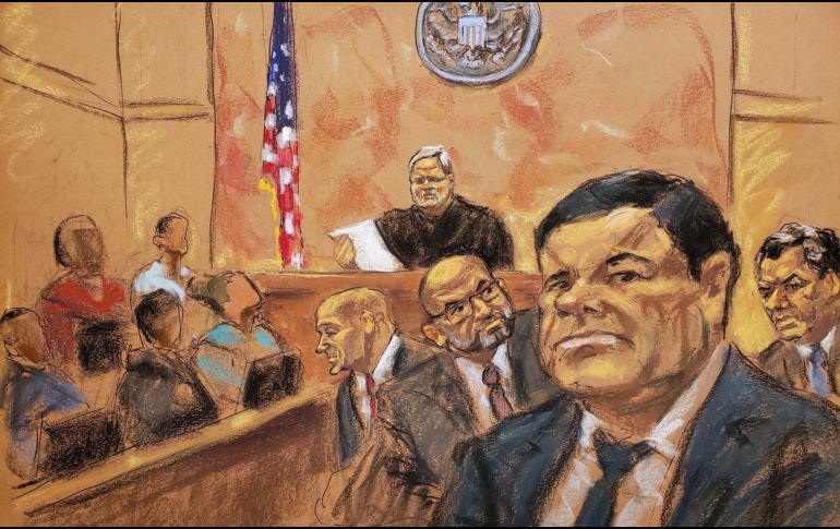 Reproducción donde aparece el juez de la corte federal de Brooklyn, Brian Cogan (fondo c), mientras lee el veredicto contra el Joaquín Guzmán (d) el pasado 12 de febrero. EFE/Jane Rosenberg/ARCHIVO