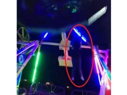 Captan momento en que mujer cae de juego mecánico en Juárez