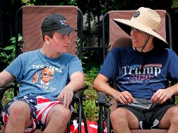 Votantes esperan el mitin de Donald Trump en Orlando; portan ropa alusiva a la campaña de 2020. AFP/G. Newton