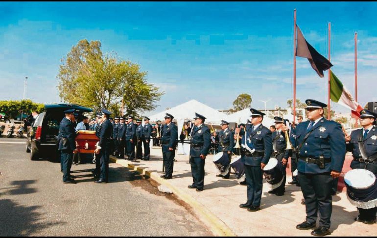 Compañeros y mandos en seguridad, durante el funeral en la base de la Corporación tapatía. ESPECIAL