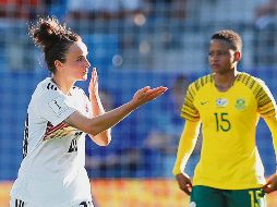 Lina Magull celebra tras anotar el cuarto gol a las sudafricanas. EFE