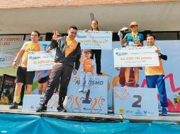 María Santana (centro) se llevó la prueba de 10K femenil. @gobtlajomulco