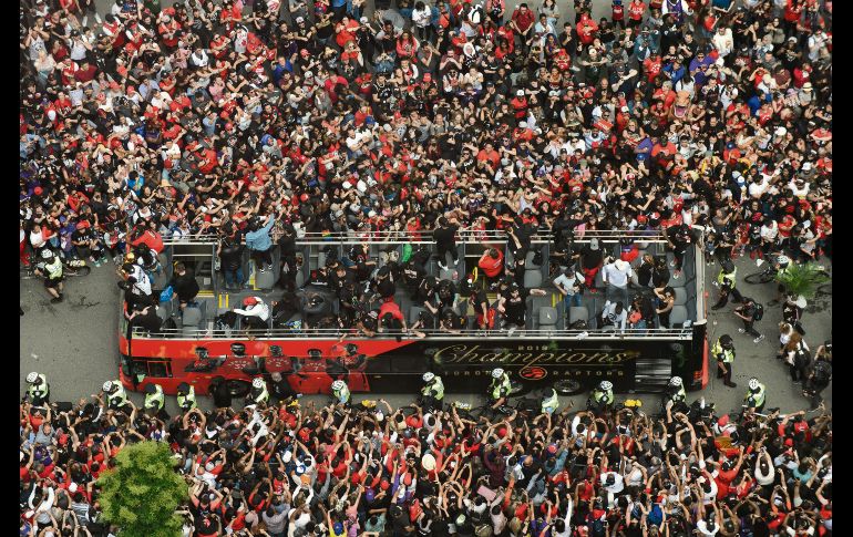Miles de seguidores no quisieron perderse el paso de sus campeones y entre vitores y aplausos también se llevaron la foto del recuerdo. AP / A. Lahodynskyj