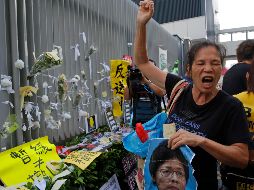 Una manifestante exige hoy la renuncia de la jefa del Gobierno hongkonés, Carrie Lam, afuera de las oficinas del gobierno en Hong Kong. AP/K. Cheung