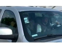 La prensa fue hasta el lugar donde se encontraba el delantero, pero solo se alcanzó a ver salir un vehículo con vidrios polarizados y con el atacante sentado en la parte trasera. EL INFORMADOR / A. Ramírez