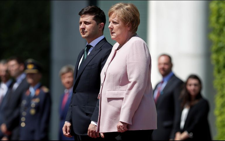 La líder alemana atribuye a un supuesto problema de deshidratación el temblor, mientras dirigía una sonrisa al presidente de Ucrania, quien a su vez apunta, en tono jovial que había visto a la canciller 