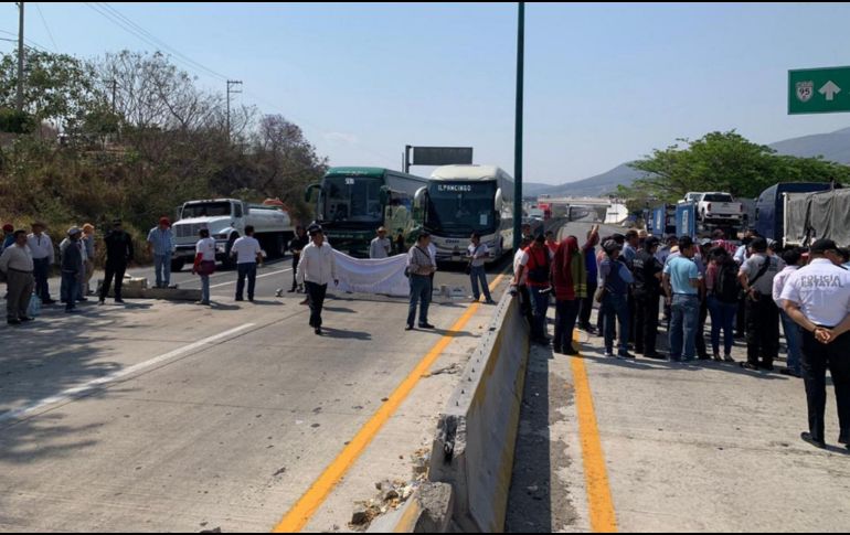 Funcionarios del gobierno estatal arribaron al sitio para negociar la liberación de la vía. NTX/ARCHIVO