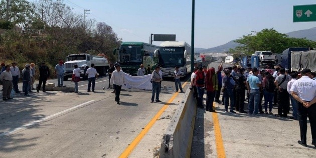 Bloquean autopista del Sol y retienen a alcalde en Guerrero