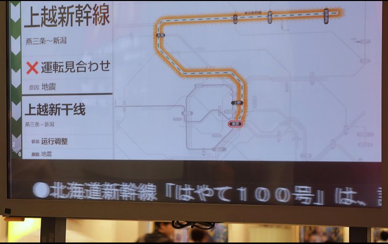 Una pantalla informa de la suspensión del servicio de trenes Joetsu Shinkansen en la estación de Tokio, Japón, tras el sismo. AFP/Jiji Press