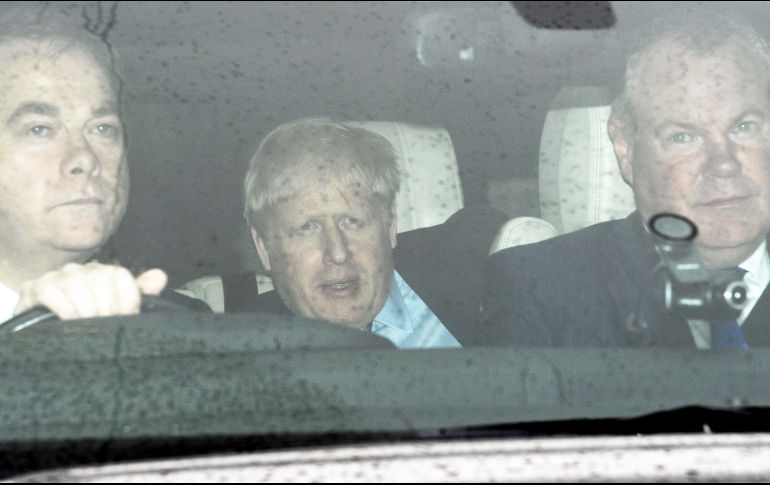 El ex ministro británico de Exteriores, Boris Johnson (c), a su llegada a la segunda votación para el liderazgo del Partido Conservador, este martes en Londres. EFE/F. Arrizabalaga