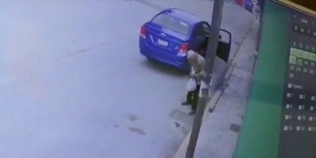 Captan momento en que abandonan a un anciano en Puebla