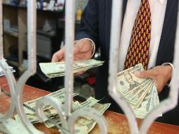 La moneda se compró en un mínimo de 18 pesos en bancos capitalinos. EL INFORMADOR/ARCHIVO